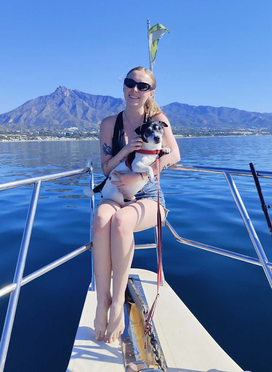 En el barco con un perro en la costa de Marbella