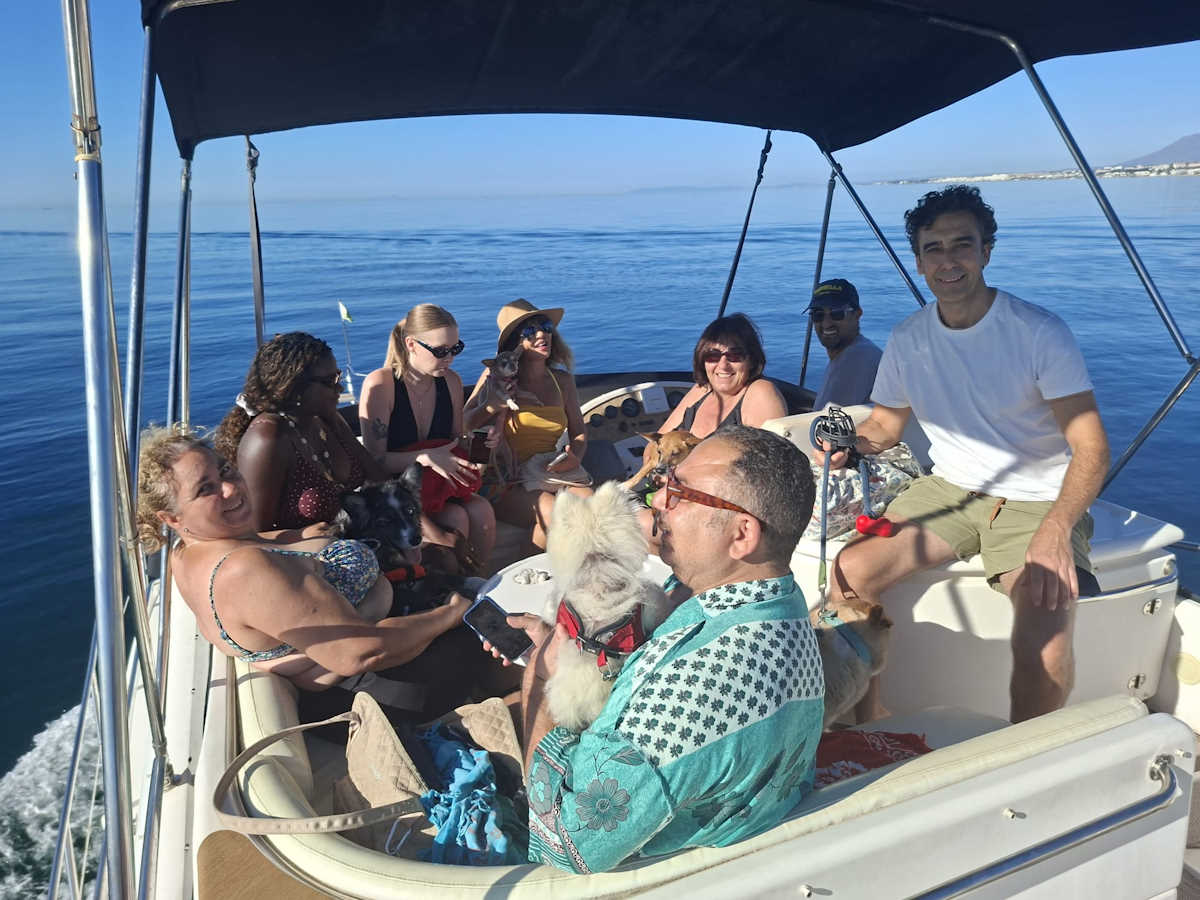 Fiesta en el barco con los perros en Marbella