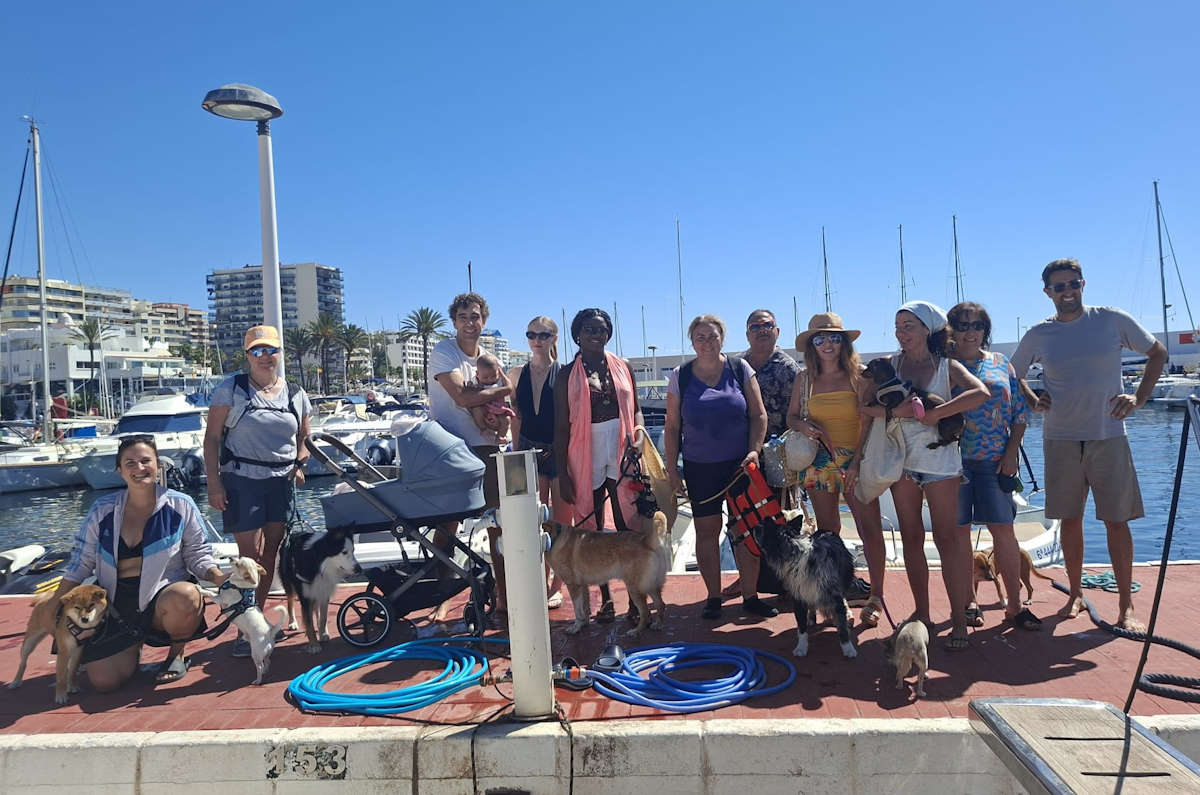 Personas y perros felices por el paseo en barco en Marbella