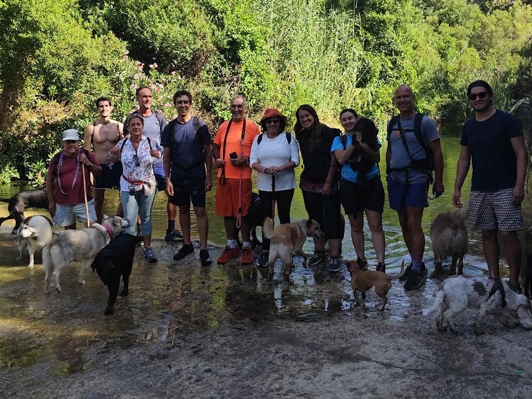 Grupo de senderismo canino Coge tu perro y anda en el Charco del Canalón de Istán