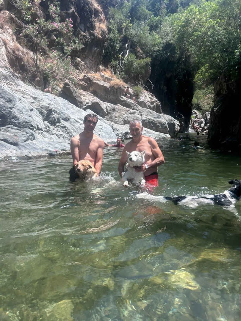 Grupo de senderismo canino Coge tu perro y anda baños en Charco del Canalón