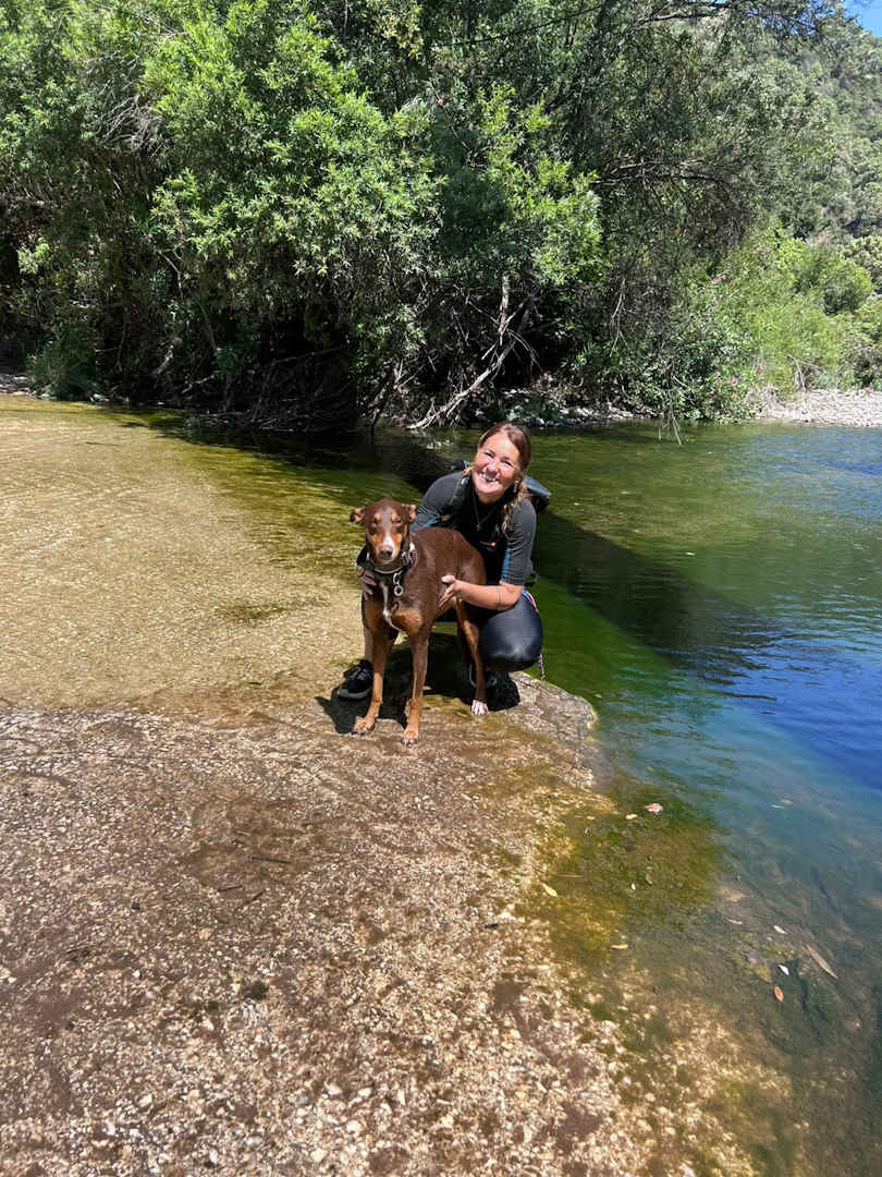 Grupo de senderismo canino Coge tu perro y anda pozas del río
